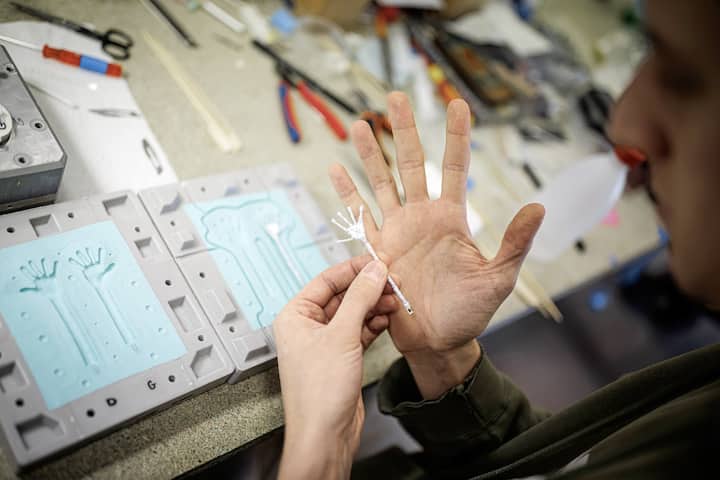 La fabrication des mains des marionnettes du film "Sauvages!"