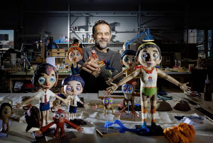 Claude Barras entouré de ses marionnettes pour le film "Sauvages!"