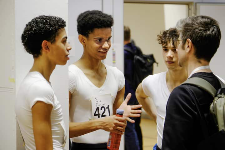 L’artiste est en train de débriefer avec ses anciens camarades et un professeur de l’école de ballet de Bâle.