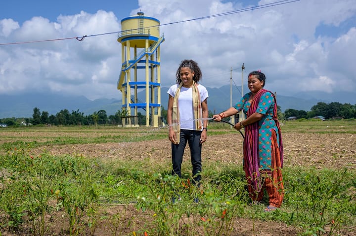 Durga Bishurakarma arrose sa plantation de piments.