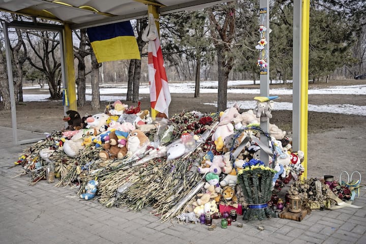 A côté de l’immeuble, un mémorial dressé à la hâte pour les victimes civiles du bombardement de l’armée russe.