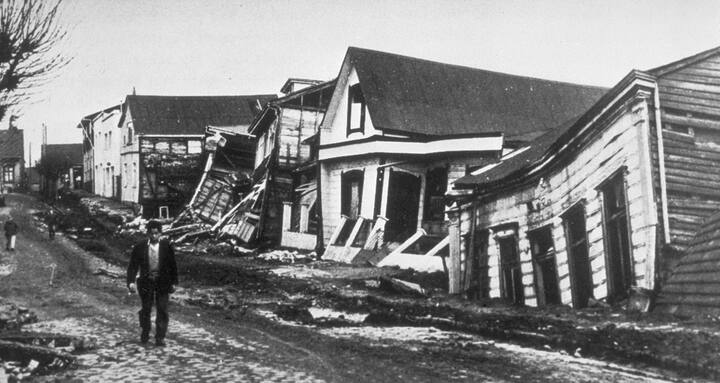 Dommages causés par le tremblement de terre à des maisons à ossature de bois de bonne qualité à Valdivia, Chili, 1960.