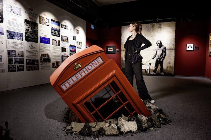 L'exposition «The Mystery of Banksy – A Genius Mind». Ici, l'oeuvre «Submerged Phone Booth».