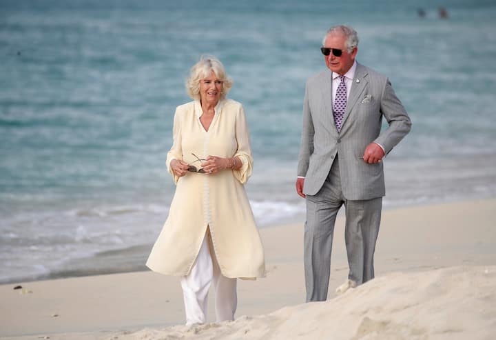 Le prince Charles, prince de Galles, et Camilla, duchesse de Cornouailles, assistent à des fiançailles sur la plage lors de leur visite officielle à la Grenade, le 23 mars 2019 à Saint George's, Grenade.