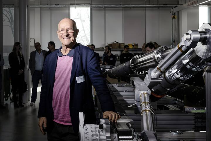 Claude Nicollier devant la future fusée Thermis