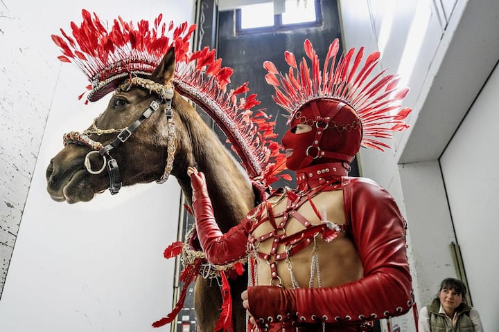 Le collectif FC Bergman a fait entrer des chèvres et des chevaux sur la scène du Grand Théâtre.
