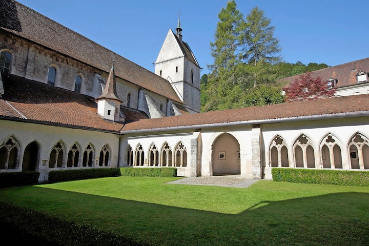 La collégiale de Saint-Ursanne et son cloître.