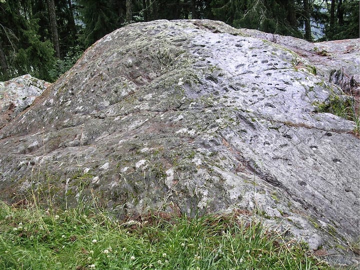 La Pierre des sauvages sur les hauteurs de Saint-Luc.