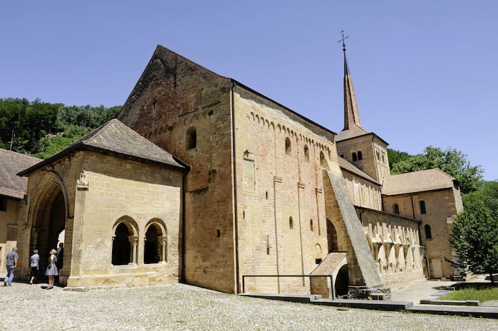 L’ancienne abbatiale de Romainmôtier, aujourd’hui temple protestant.