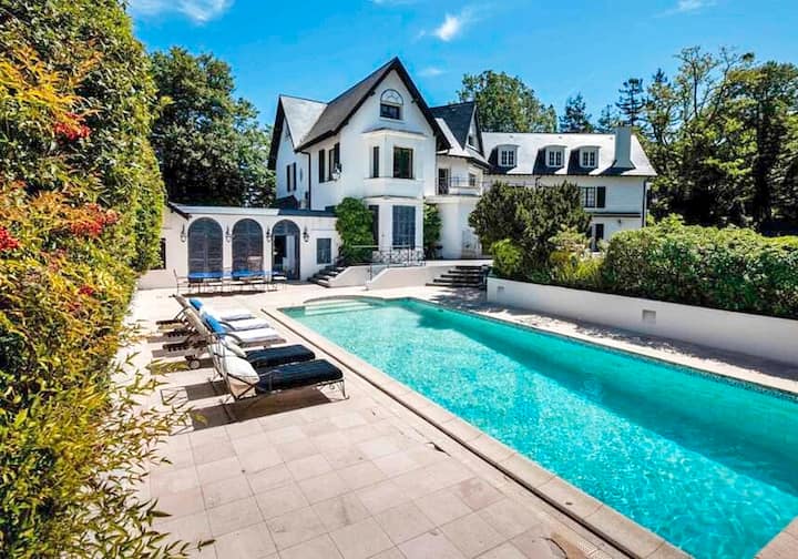 La piscine de la villa Johnny Hallyday