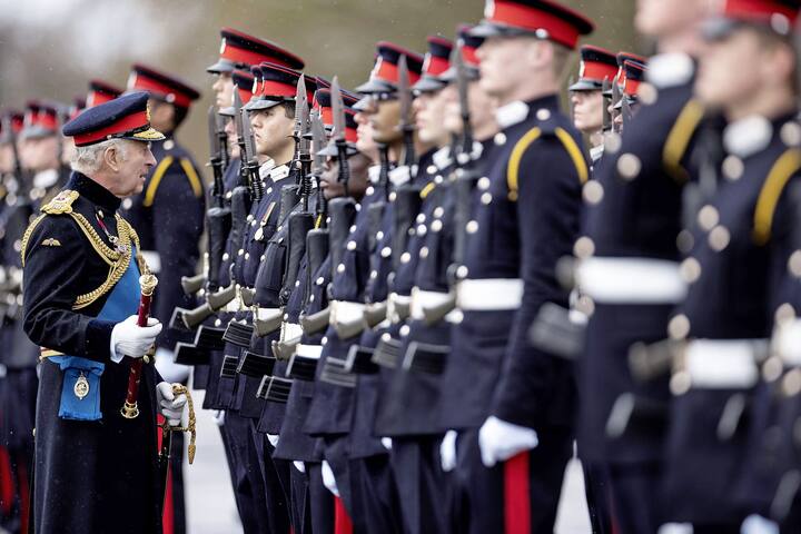 Charles III passant en revue les troupes lors de la 200e Sovereign’s Parade