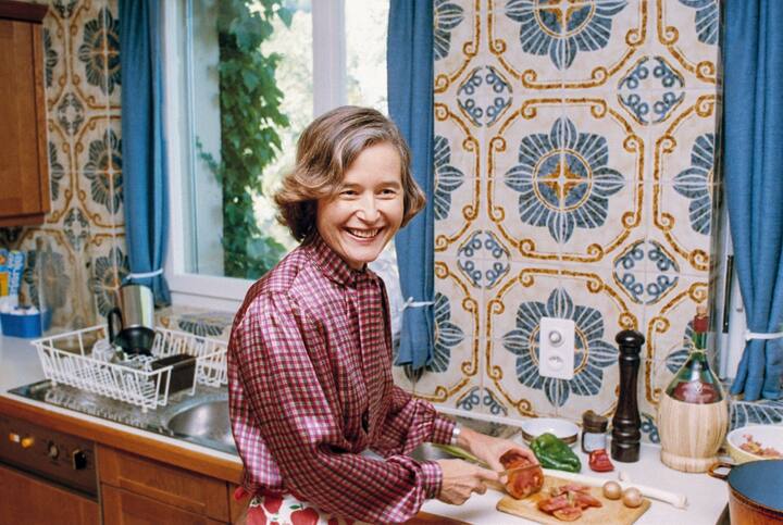 Elisabeth Kopp travaille dans la cuisine de sa maison à Zumikon, photographiée en 1984, l'année de son élection en tant que première femme au Conseil fédéral.
