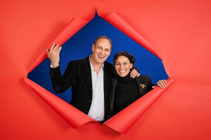 Jean-Philippe Ceppi, producteur de Temps Présent et sa compagne Eva Balibrea, cheffe Acquisitions Fiction RTS à la soirée de lancement Illustré TV8 à Lausanne ce mercredi 5 avril 2023.