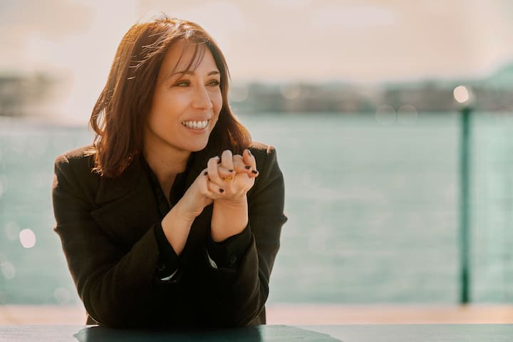 Jennifer Covo, journaliste et présentatrice à la Radio Télévision Suisse (RTS)