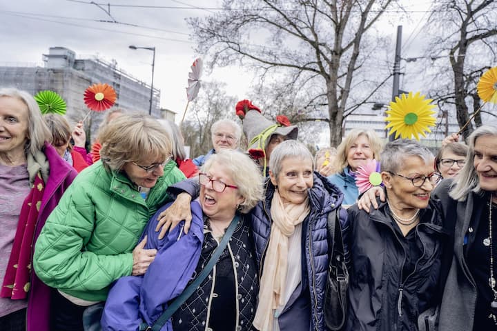 Les Aînées à la sortie de l'audience accueillies par des militants