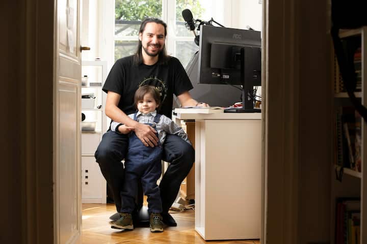 Olivier Keshavjee chez lui à Lausanne avec son fils Timothée