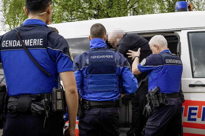 le faux thérapeute allant à son procès