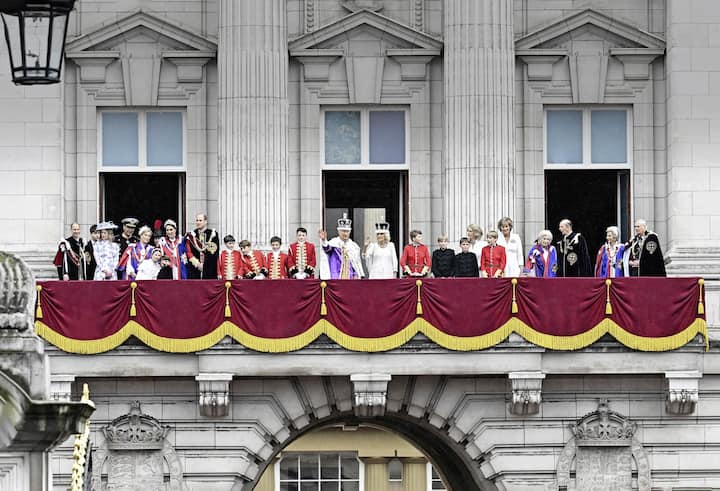 Charles et Camilla au balcon, saluant la foule, après la cérémonie du couronnement.