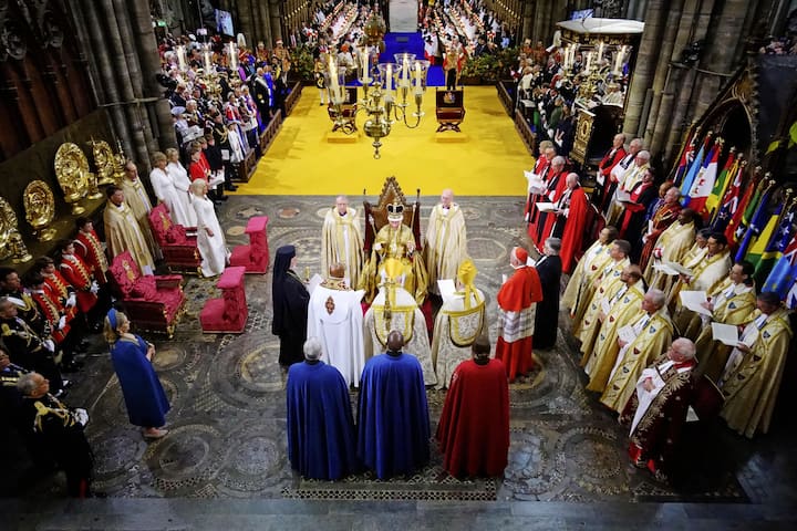 Une fois couronné, Charles a revêtu la «supertunica» de soie et d’or et s'est assis au cœur de Westminster sur le trône en chêne.