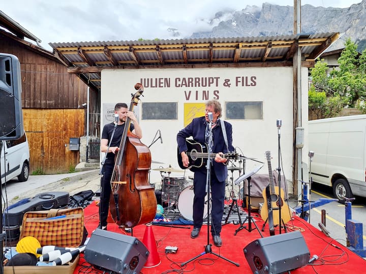 Son papa et son frère ont joué à Chamoson, samedi 20 mai, à l'occasion des caves ouvertes, honorant ainsi un engagement musical que Priscilla avait pris avant sa mort. A droite, sa guitare et son micro que le duo a tenu à disposer à sa mémoire.