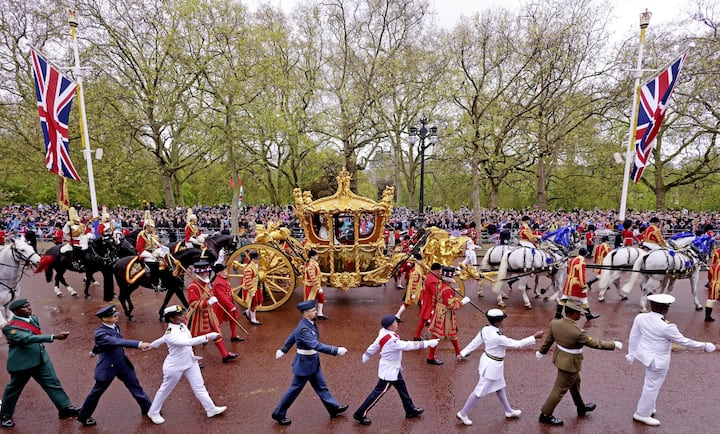 Au retour de l’abbaye, pendant la procession de 2 km dite du couronnement, le couple royal, très applaudi, a pris place dans le Gold State Coach.
