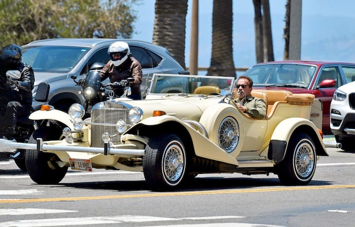 Arnold Schwarzenegger au volant de sa Mercedes Excalibur décapotable