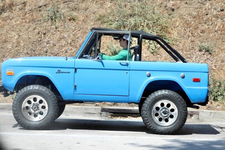 Miles Teller conduisant sa Ford Bronco bleu clair