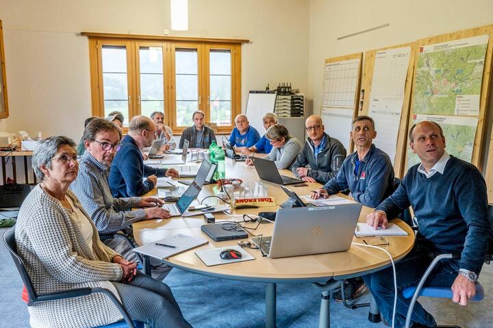 une réunion de crise rassemble les différents services publics