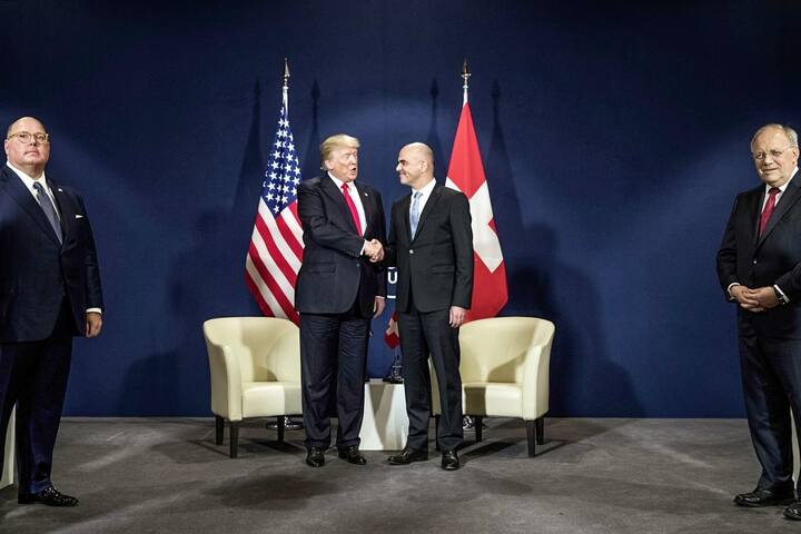 Davos 2018: Donald Trump débarque au World Economic Forum et le président Berset échange avec lui.