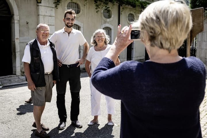 Henri, le "héros au sac" d'Annecy, prenant une photo avec des gens qui l'abordent