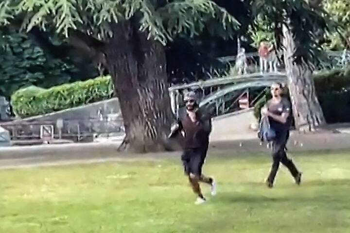 Image de Henri qui s'interpose face à l'homme agressant au couteau des enfants