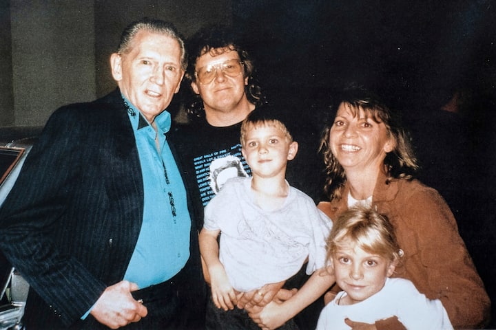 La famille Bonvin photographiée avec Jerry Lee Lewis
