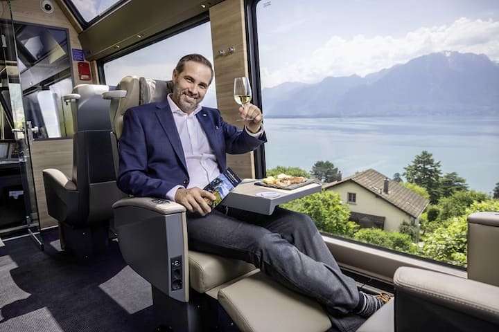 Martin Nydegger dans le train. Vue sur le lac Léman depuis le chemin de fer Montreux-Oberland bernois. 