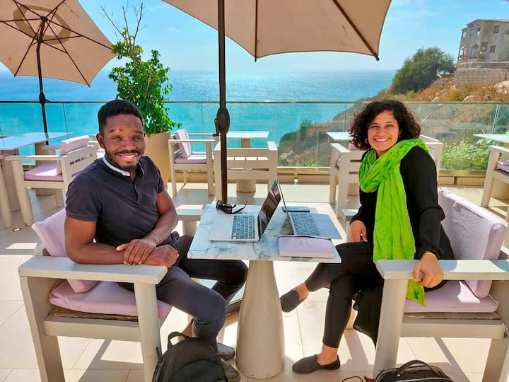 Meriam Mastour et Anas Luzitu Maboso ont quitté Genève pour expérimenter la vie de nomade numérique