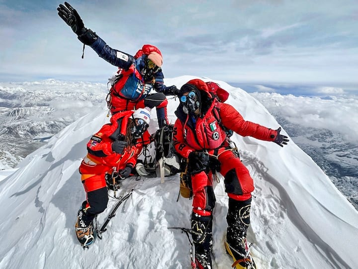 Sophie Lavaud et Kristin Harila au sommet du Shishapangma