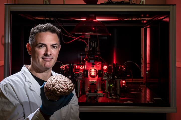 Stéphane Pagès, directeur de la neuro-imagerie au Wyss Center, pose devant le microscope mesoSPIM.