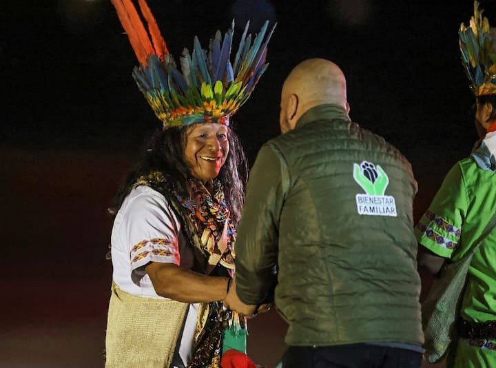 Un membre de la communauté indigène Taita félicite et remercie les militaires colombiens après le secours des enfants suite au crash d'un avion en Colombie