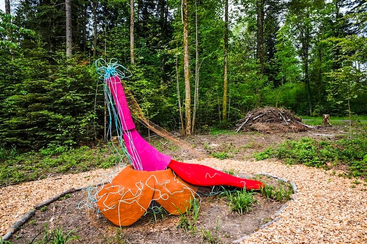 Une vue de l'oeuvre "Eruption" de l'artiste Andrea Dora Wolfskaempf lors de l'exposition "L'art au fil du Talent" de l'Espace culturel d'Assens a l'occasion d'un parcours de sculptures et d'installations le long des berges du Talent et dans la foret avoisinante le jeudi 18 mai 2023 a Assens dans le canton de Vaud.