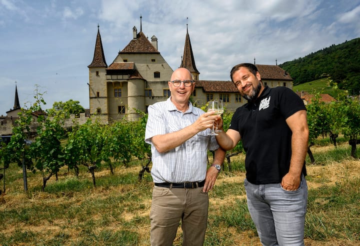 Jean-Marc Richard et Bastien Monnet, organisateur de la Fête du vin nouveau à Cressier.