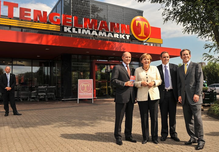 Karl-Erivan, Georg et Christian Haub avec la chancelière Angela Merkel
