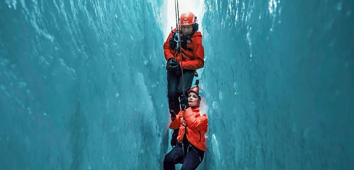 Liv von Boetticher dans une crevasse pour les besoins de l'enquête sur KEH