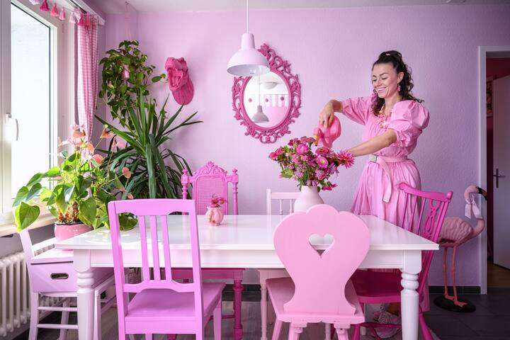 Yasmin Stucki dans sa salle à manger 