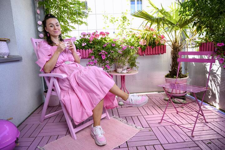 Yasmin Stucki dans son jardin