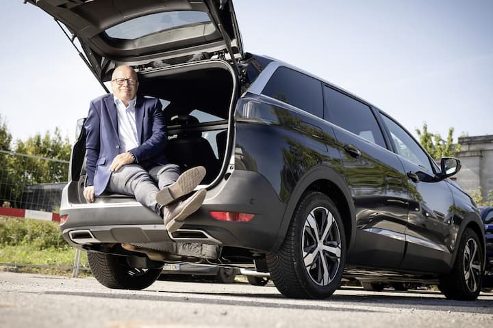 Alexandre Hermanseder, conseiller commercial automobile, dévoile son salaire pour "L'illustré".