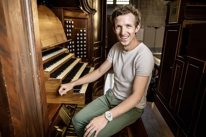 Benjamin Righetti, professeur d’orgue à l’HEMU, dévoile son salaire à "L'illustré".