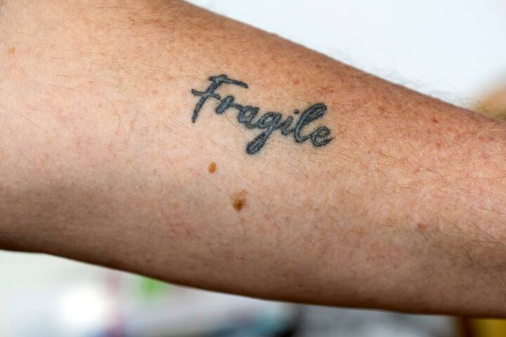 Le tatouage de Daniel Pittet, futur diacre, qui indique «Fragile».