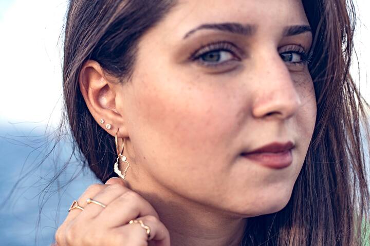 Ferial, Iranienne habitant en Suisse, témoignant sur la révolte iranienne