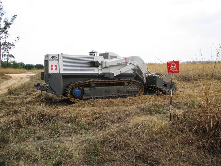 Le Digger, ce véhicule de déminage suisse qui a pour animal totem le fourmilier