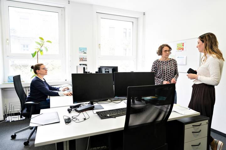 Natalia Ferrara en discussion avec ses collaborateurs