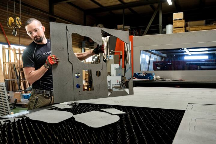 Un employé fabrique les pièces détachées de la machine à Valbirse (BE).